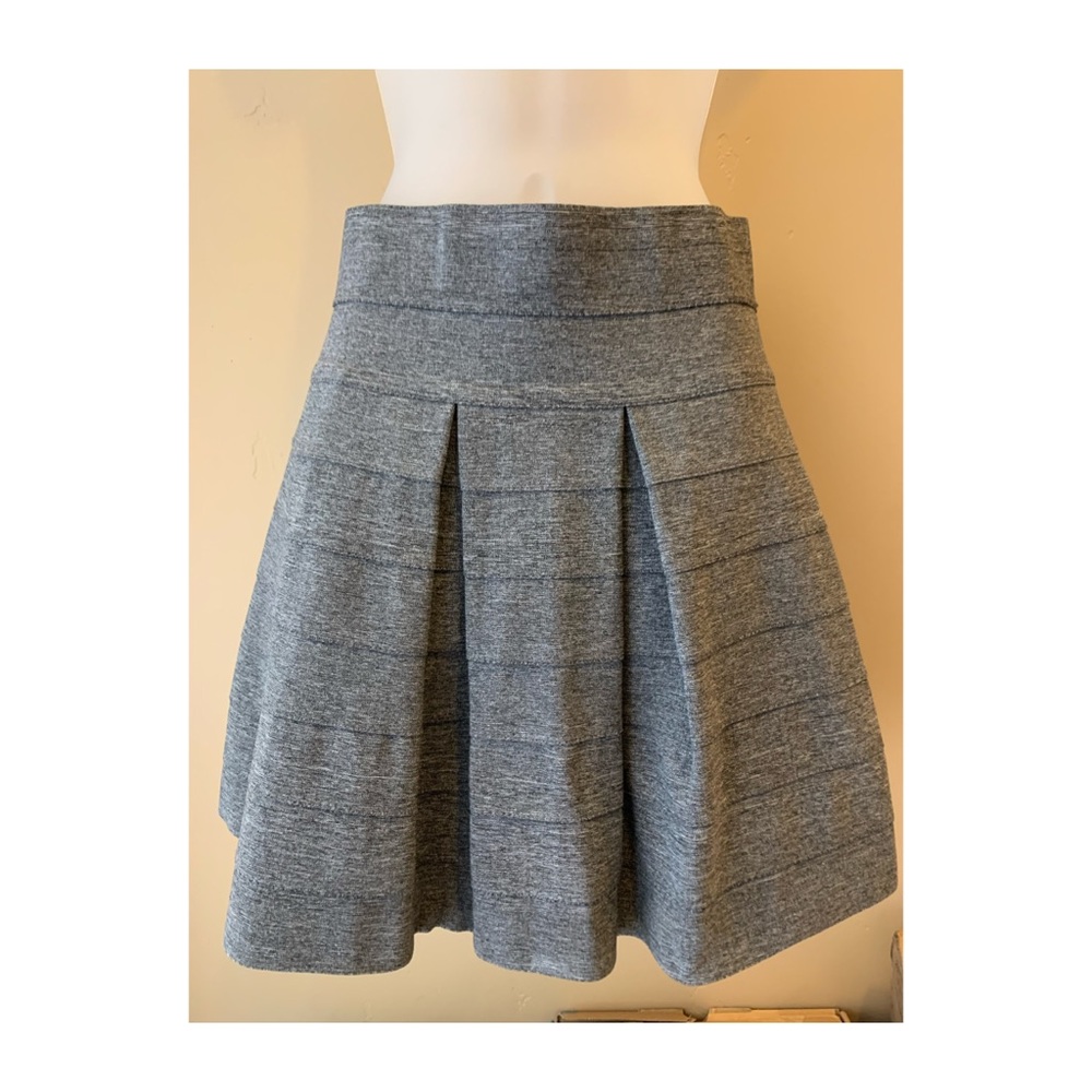 Hi-waisted skirt by Button. Gray - size large.